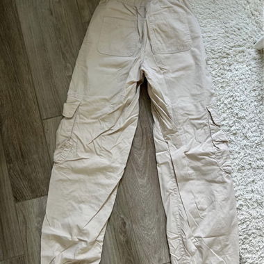 Beiger Cargo-Hose