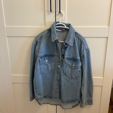 Hellblaue Jeansjacke mit Brusttaschen