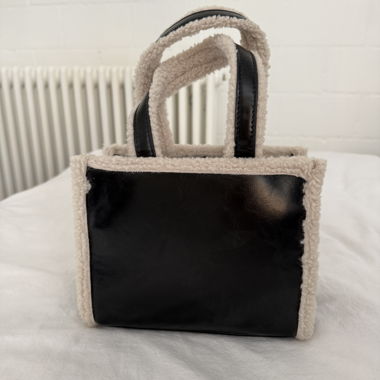 Schwarze Tasche mit Fell