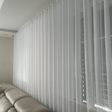 Weisse Vorhänge aus Voile
