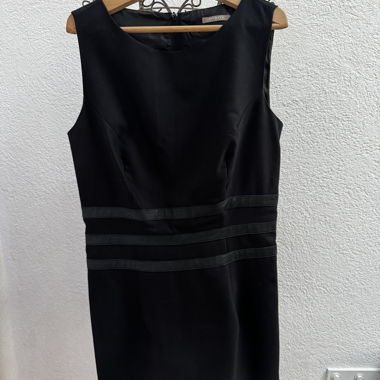 Schwarzes Orsay ärmelloses Kleid