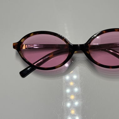 Lunettes de soleil ovales avec touche rose