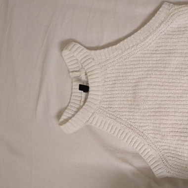 Crop top, knit, white, chic, fashionable, simple 