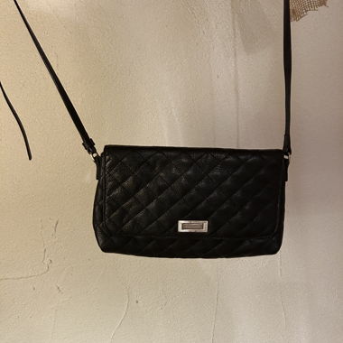 2 black leather shoulder bags