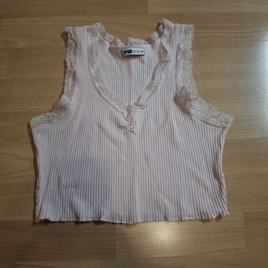 Top rose avec dentelle