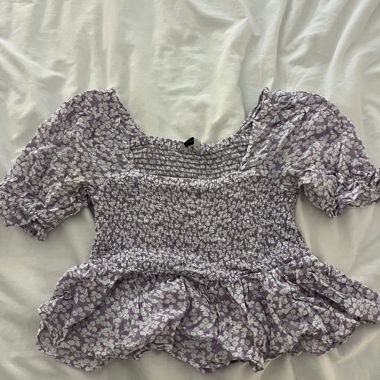 lila top mit blumen