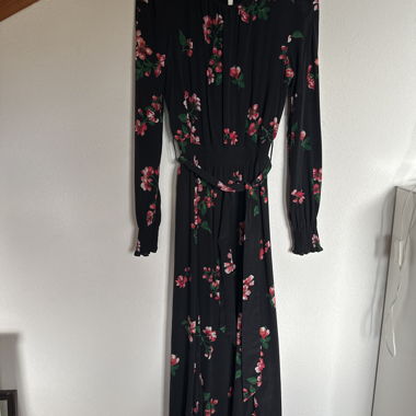 Robe longue noire à manches longues à fleurs