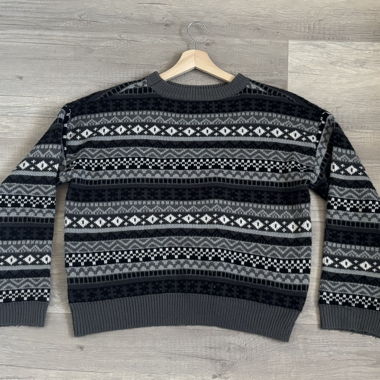 Maglione nero e grigio