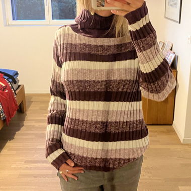 Maglione a righe, lilla