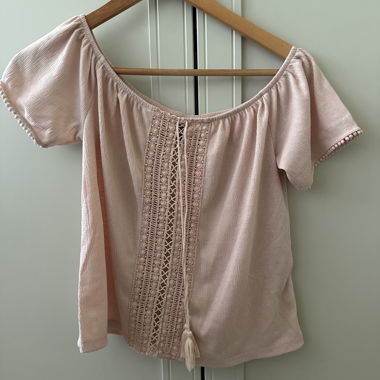 Haut rose pour dames avec dentelle