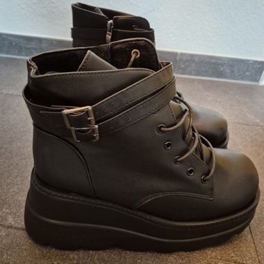 Stivali goth platform con fibbie