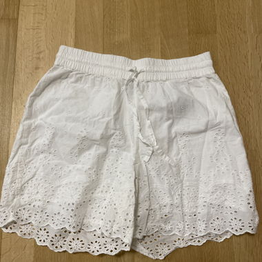 Weisse Broderie-Shorts