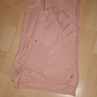 Guanti di maglia rosa con sciarpa