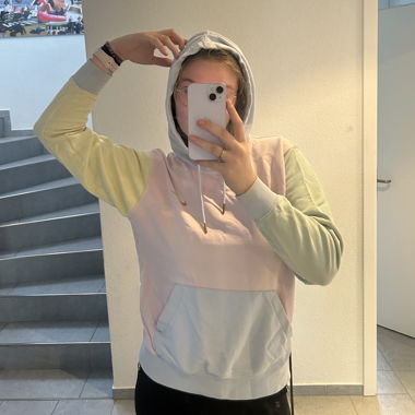 Pastellfarbener Nike-Pullover