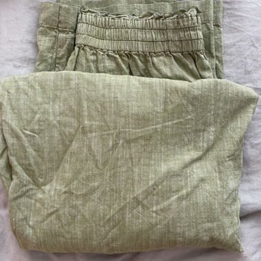 green linen trousers