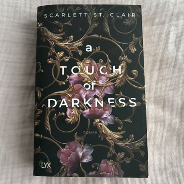 A touch of darkness - Scarlett St. Clair