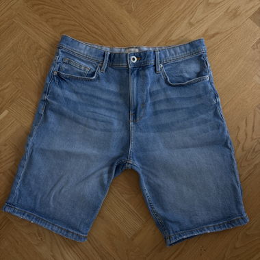 Jeans courts bleus