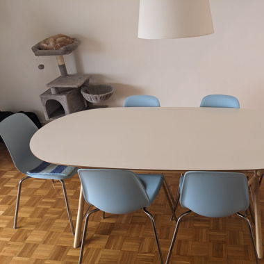 Tavolo da pranzo bianco e 6 sedie blu