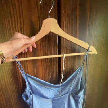 Kurzes blaues Satin-Kleid