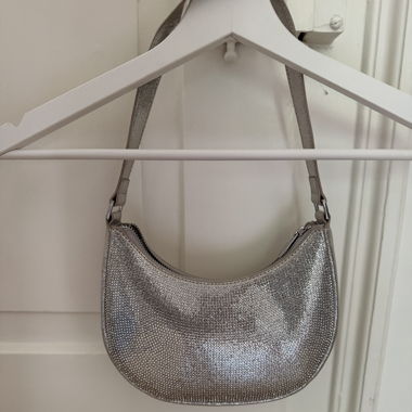 Silberne Schultertasche