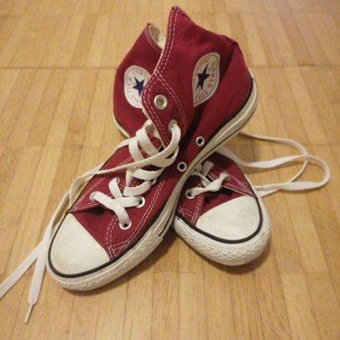 Weinrote Converse Schuhe