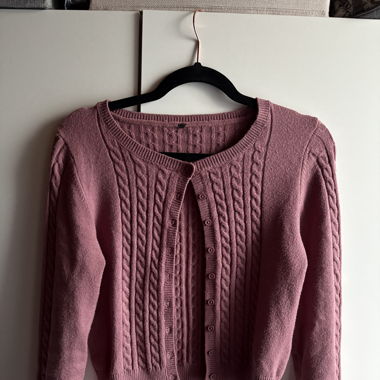 süsser Cardigan mit Zopfstrickmuster