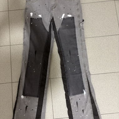 Jeans évasés gris avec design couleur