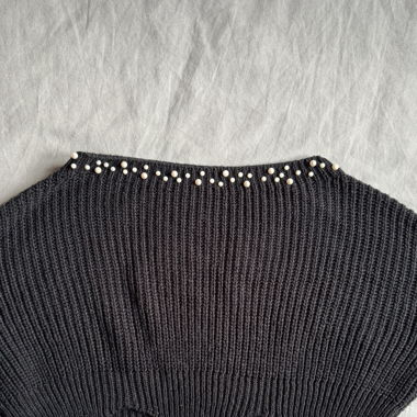 pull crop top noir avec perles