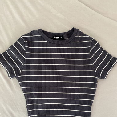 Grau-Weiss gestreiftes Crop-Top