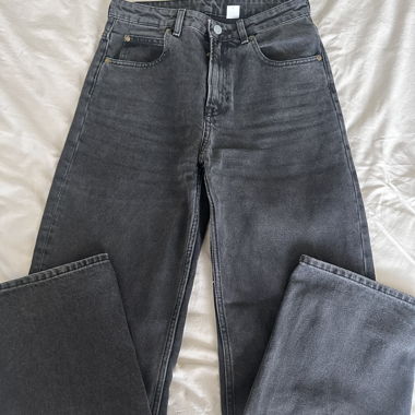 Graue Baggy-Jeans