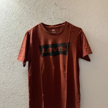 Levi’s burgundy T‑shirt