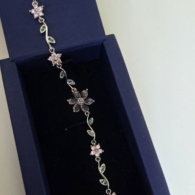 Floral bracelet with stones