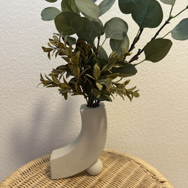 Vase décoratif avec plante artificielle