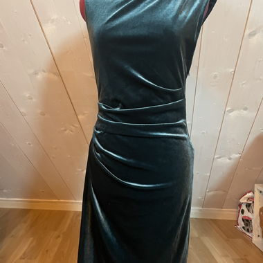 Grünes Samtkleid
