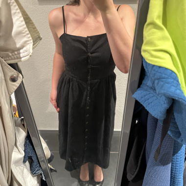 Schwarzes Midikleid im Old Money Style