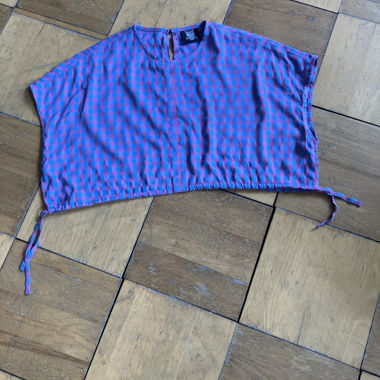 Blusa corta da annodare