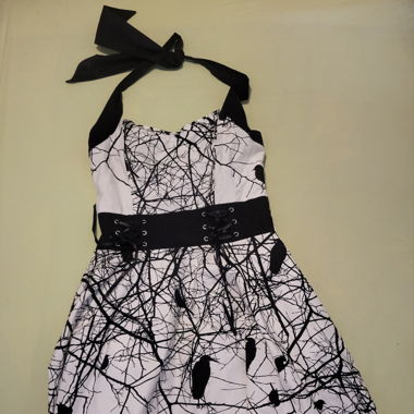 Mittellanges Kleid, weiss mit Raben