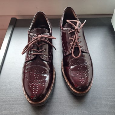 Bordeauxfarbene Lackleder Brogues