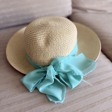 Chapeau de paille avec ruban bleu