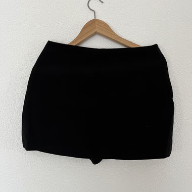 Mini-jupe noire avec pantalon