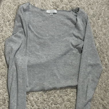 grey longsleeved crop top