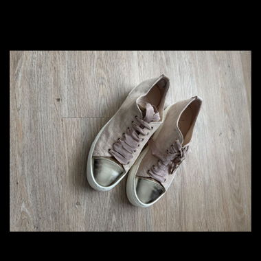 Sneakers beige con punta in metallo