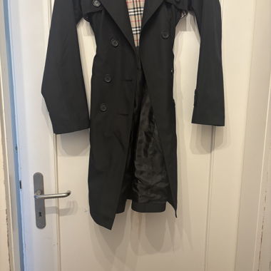 Schwarzer Trenchcoat