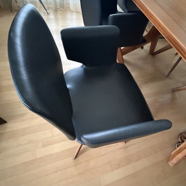 Walnut-wood dining table with 6 leather chairs