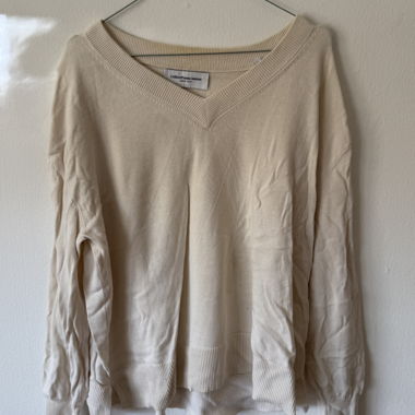 Pull beige à encolure en V