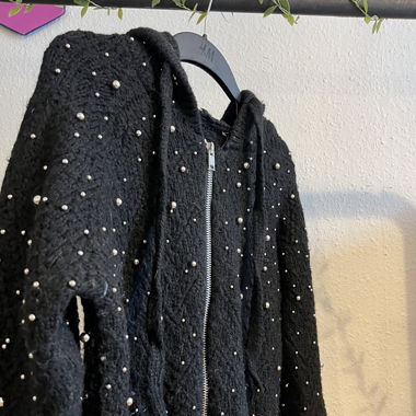 Pull noir avec perle