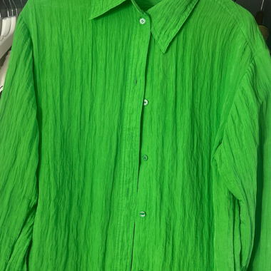 Camicia verde acceso a bottoni effetto stropicciato