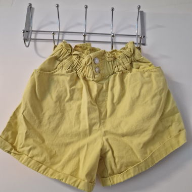 Gelbe Shorts