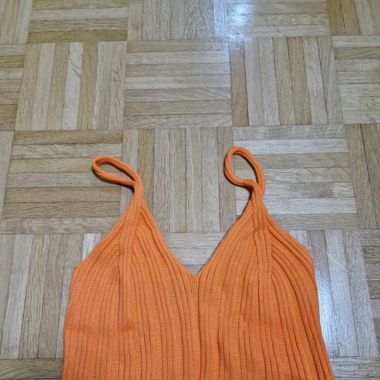 Orangenes gestricktes Top