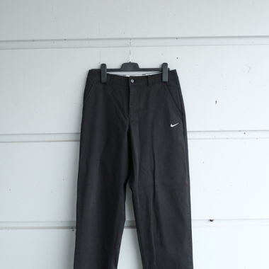 Schwarze Nike-Hosen